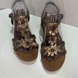 Baretraps Hammond Wedge Sandals – Size 8M – Bronze